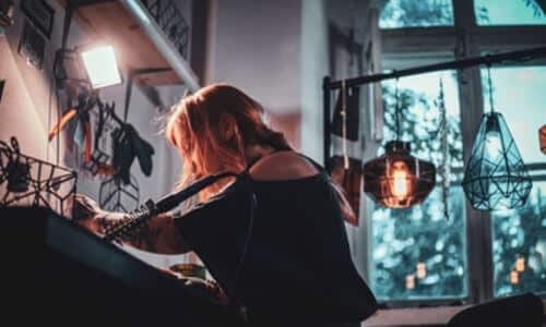 ragazza che incide con lo strumento adatto un vetro