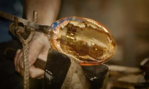 lavorare il vetro per farlo diventare un oggetto d'arredamento